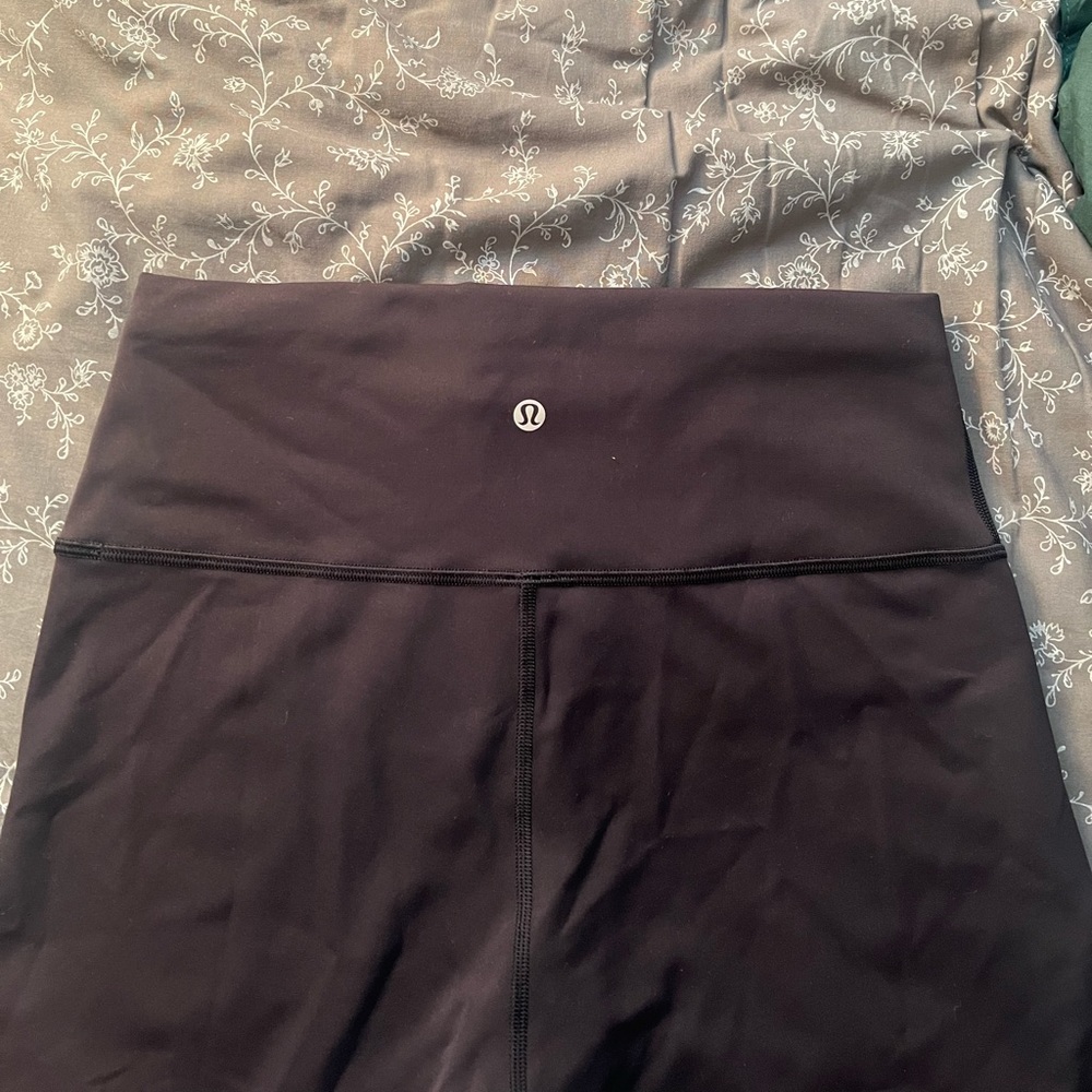 Lululemon Wunder Train Black High Rise 25" Tight, size
10 leggings
